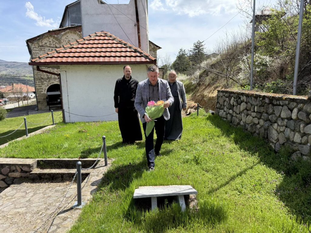 Градоначалникот Гоцевски во Спомен паркот во дворот на црквата “Пресвета Богородица” во Делчево одаде почит на комитите од последната чета на ВМРО во Пијанец кои загинале на денешен ден