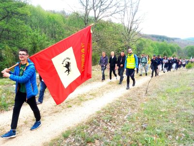 Делчевските гимназијалци масовно со војската и полицијата маршираа по врвиците на востаниците во чест на Разловечкото востание